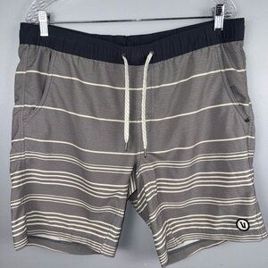 Vuori Swim Trunks Men’s Medium Gray Beige Stripe Boardshort V302 Kore *READ